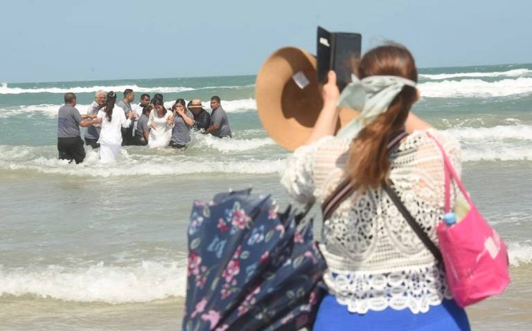 Comunidad cristiana se bautiza en playa Miramar; causan sorpresa entre  turistas - El Sol de Tampico | Noticias Locales, Policiacas, sobre México,  Tamaulipas y el Mundo